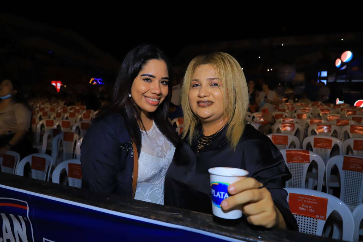 FOTOS: Así disfrutaron los sampedranos del concierto de “El Buki”
