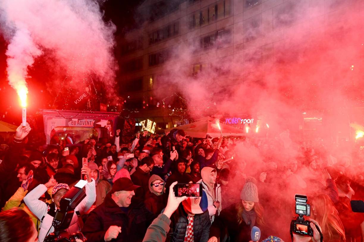Los que no estuvieron presentes en el recinto armaron una fiesta. 
