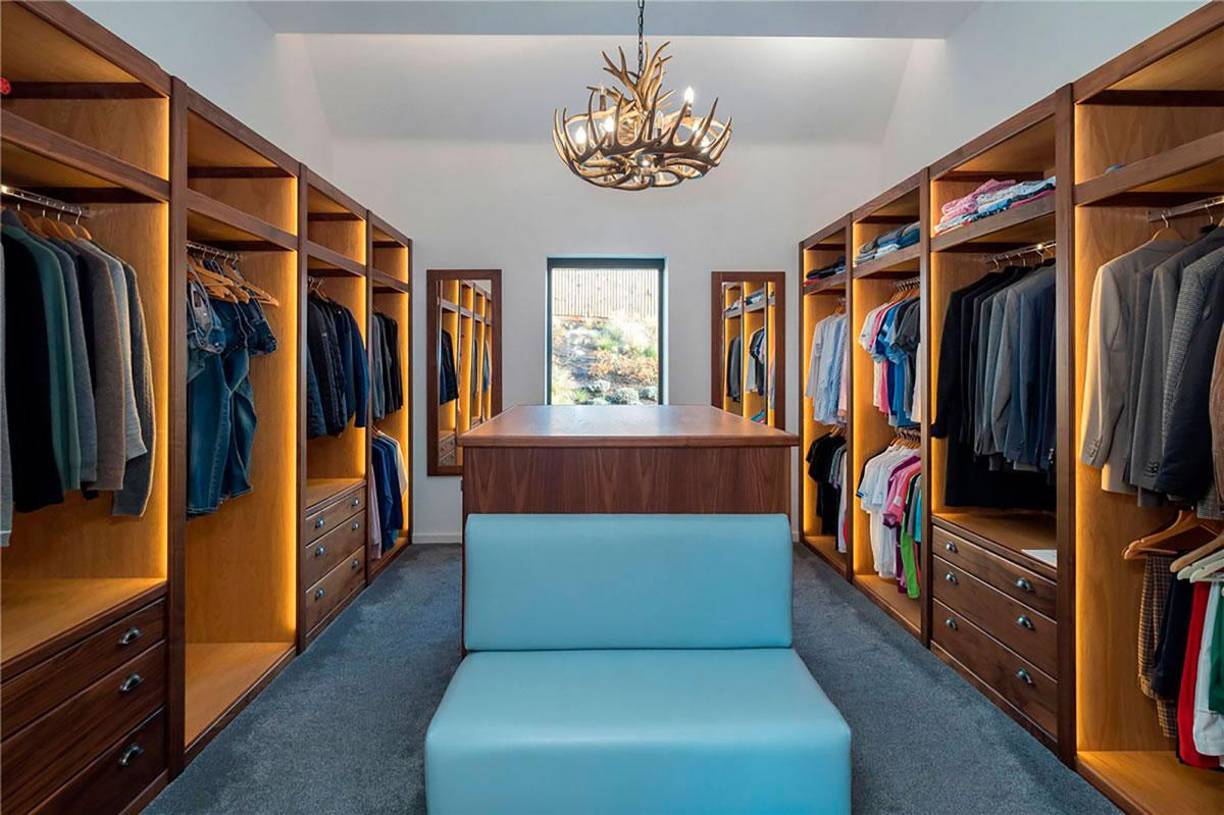 Así es el propio vestidor propio que tiene Cristiano Ronaldo en su impresionante morada.