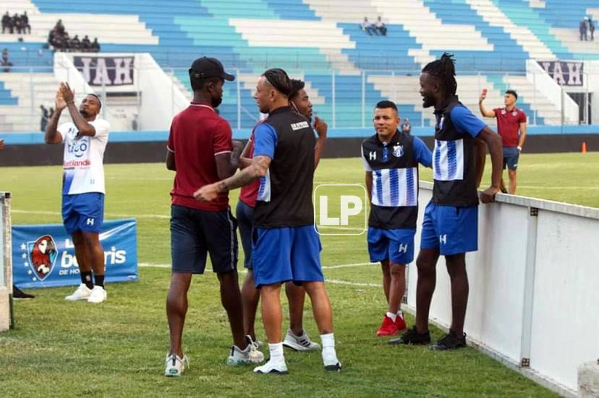 Cristopher Meléndez y Jonathan Núñez, del Motagua, salieron a la cancha del estadio Nacional Chelato Uclés a saludar a los jugadores del Honduras Progreso.