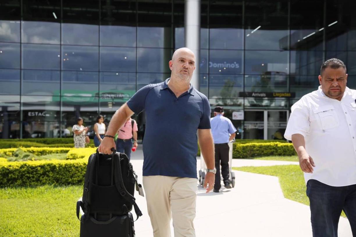 Tato Saybe, directivo del Olimpia, aseguró que el club sí se reforzará, pero que todavía lo están hablando. “Estamos en pláticas, el torneo recién terminó, los jugadores se fueron a la Selección, el profesor viajó y estamos viendo ciertas posiciones en las que nosotros sentimos que se pueda reforzar el equipo”.