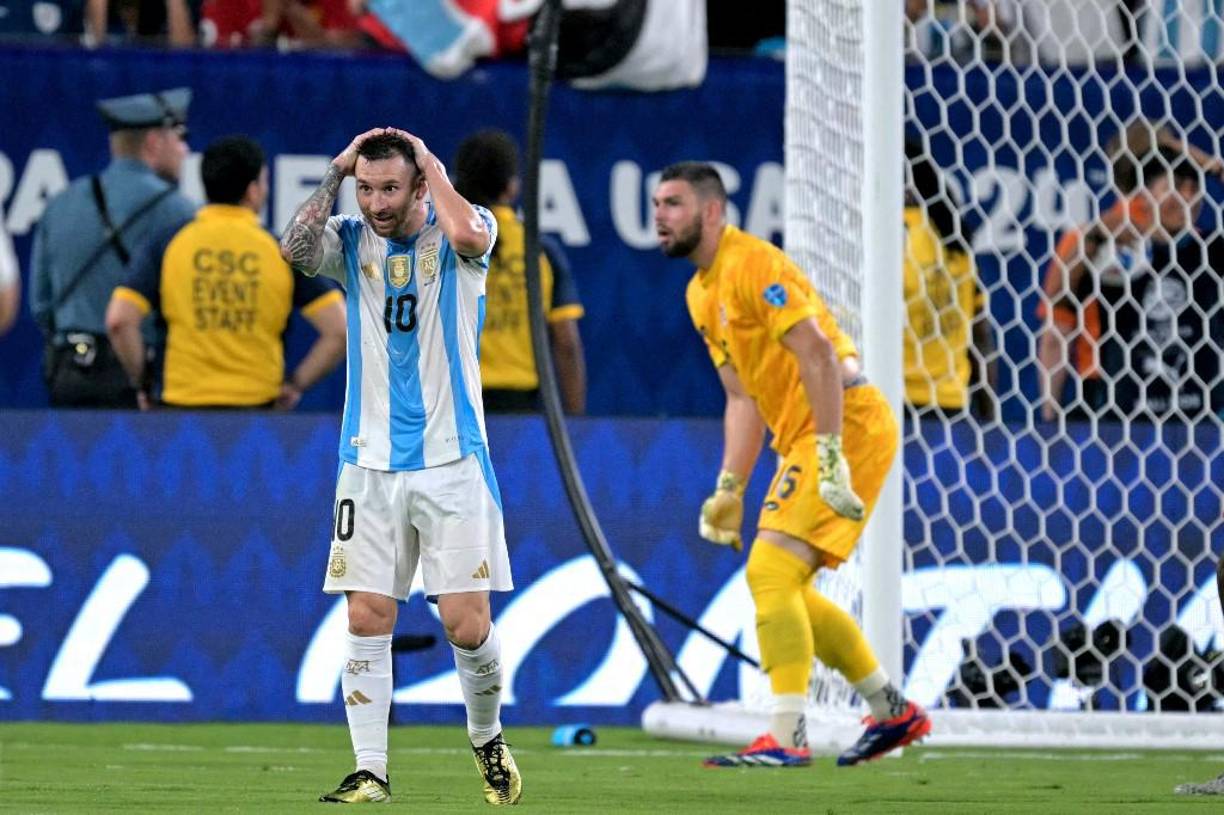 Lionel Messi erró algunas ocasiones de anotar en el primer tiempo.