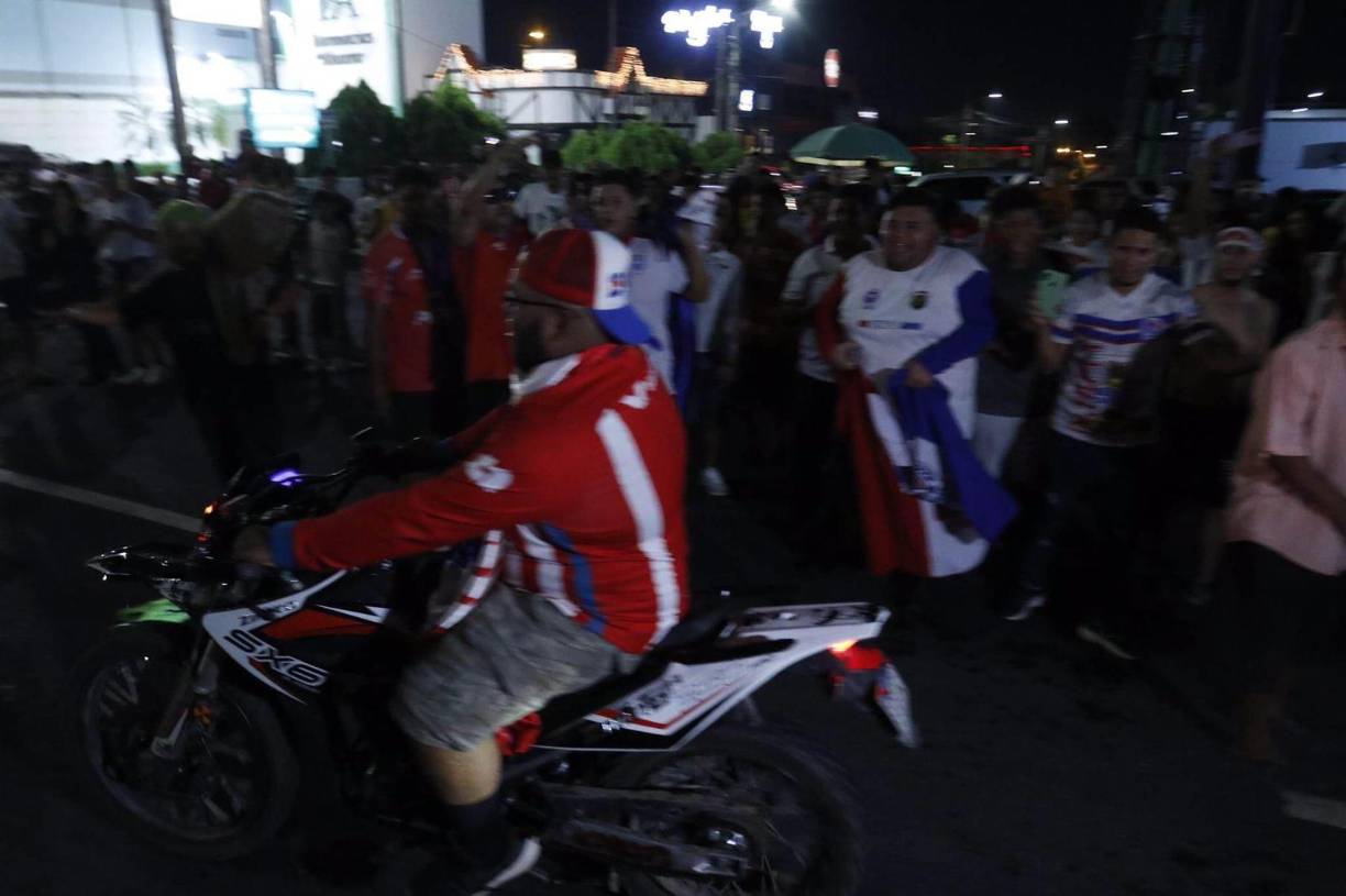 ¡Es una fiesta! Euforia en San Pedro Sula por el título de Olimpia