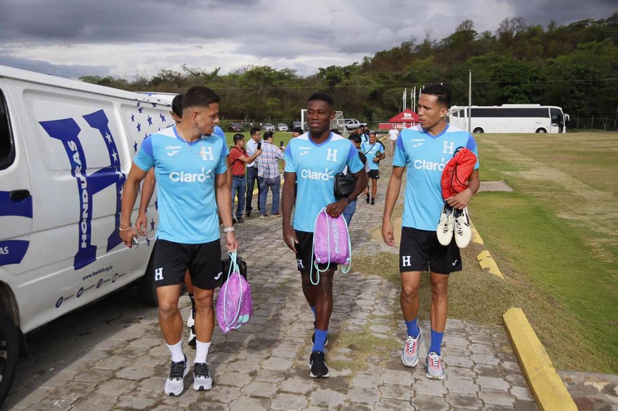 Los motagüenses Marcelo Santos, Wesly Decas y Carlos Meléndez llegando al entrenamiento de la Bicolor.