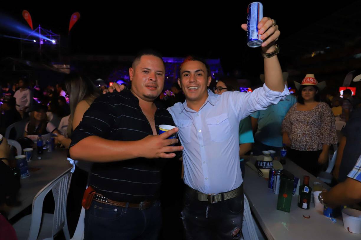 FOTOS: Así disfrutaron los sampedranos del concierto de “El Buki”