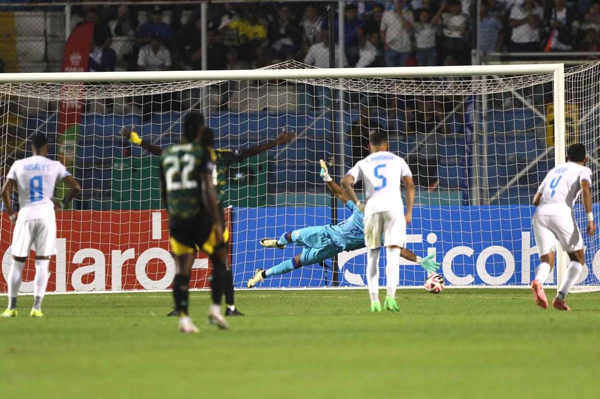 Luis ‘Buba‘ López no pudo detener el penal de Michail Antonio que marcó el gol del triunfo de Jamaica.