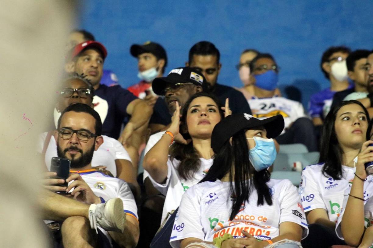 La hija del entrenador Salomón Nazar fue captada en el estadio Ceibeño.
