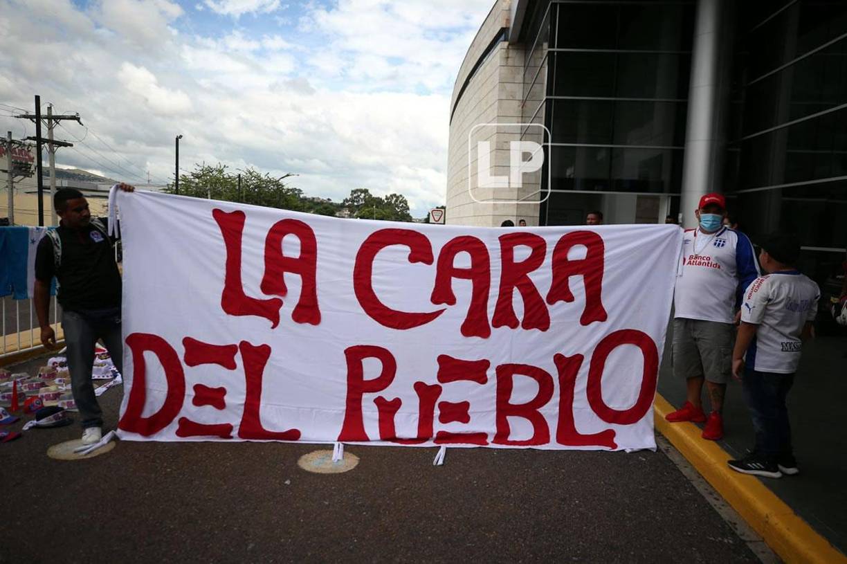 “La cara del pueblo”. Con esta manta recibieron aficionados del Olimpia al plantel.