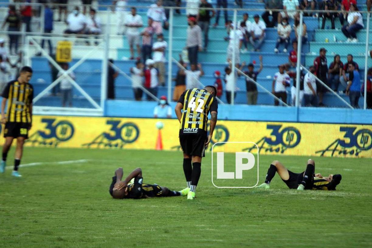 Los jugadores del Real España terminaron exhaustos tras el final del partido.