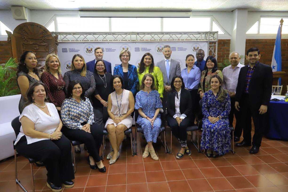 El staff académico también pudo departir con la distinguida embajadora.