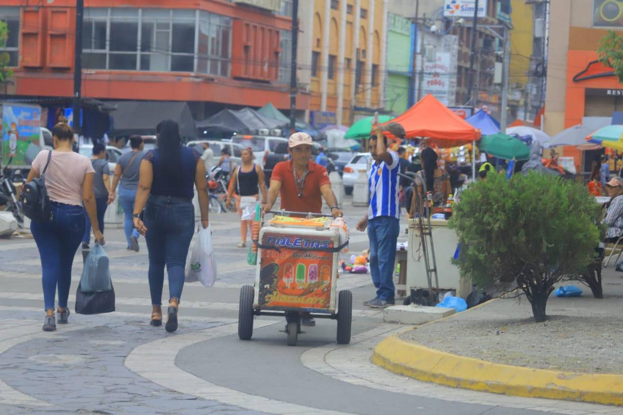 Los vendedores de helados sufren el calor, pero aprovechan las ventas.