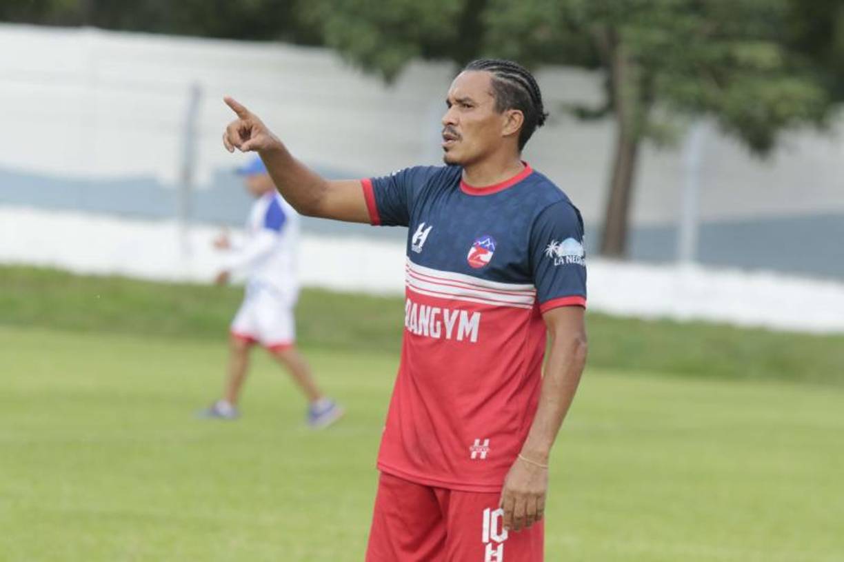 Rambo de León, de 43 años, anunció su retiro de las canchas de fútbol el pasado 28 de abril de 2023. Su último equipo fue el Atlético Junior de El Negrito, Yoro (club de la Liga de Ascenso).