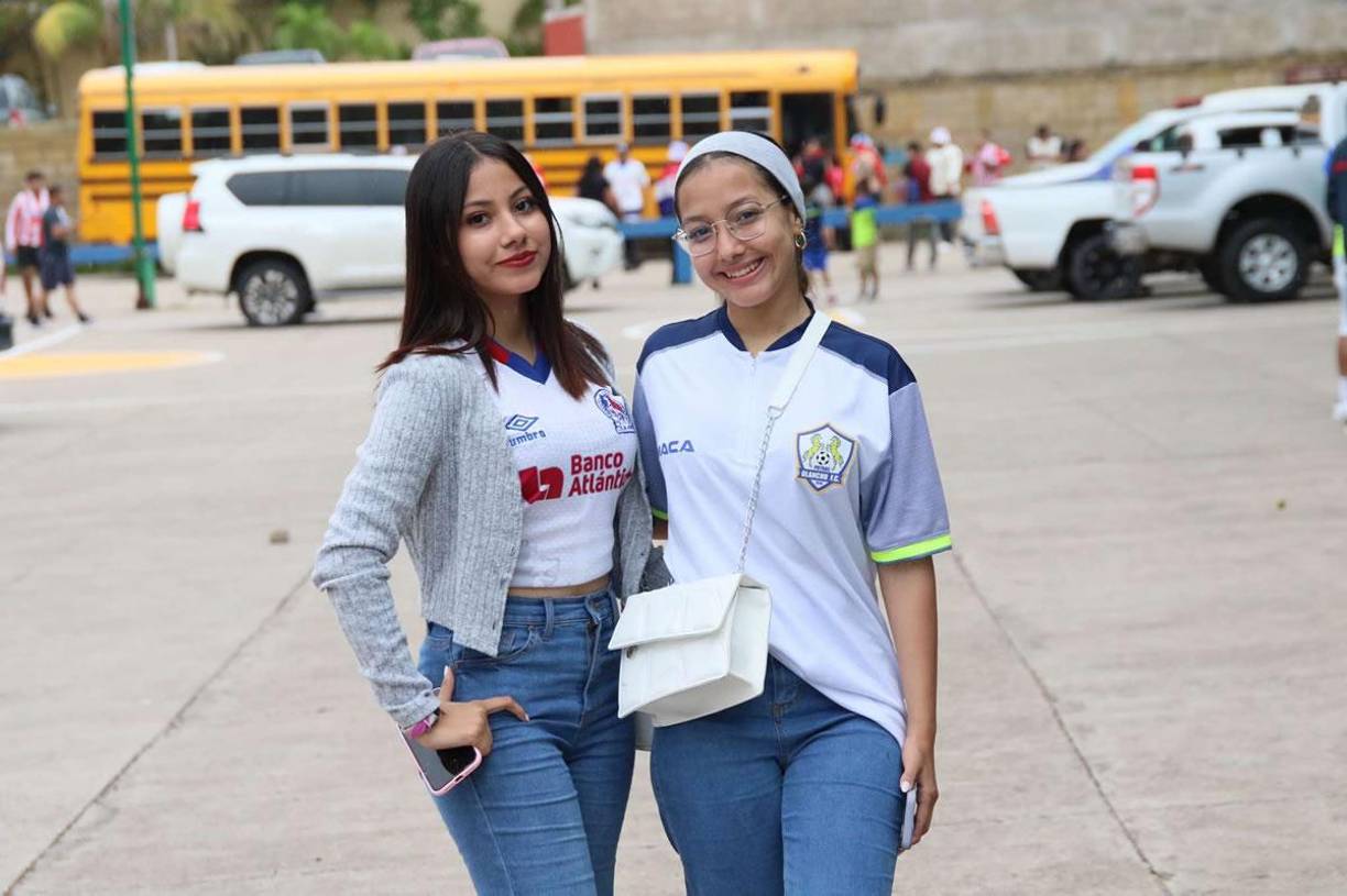 Ellas se pusieron la indumentaria del equipo de sus amores previo al Olancho FC vs Olimpia.