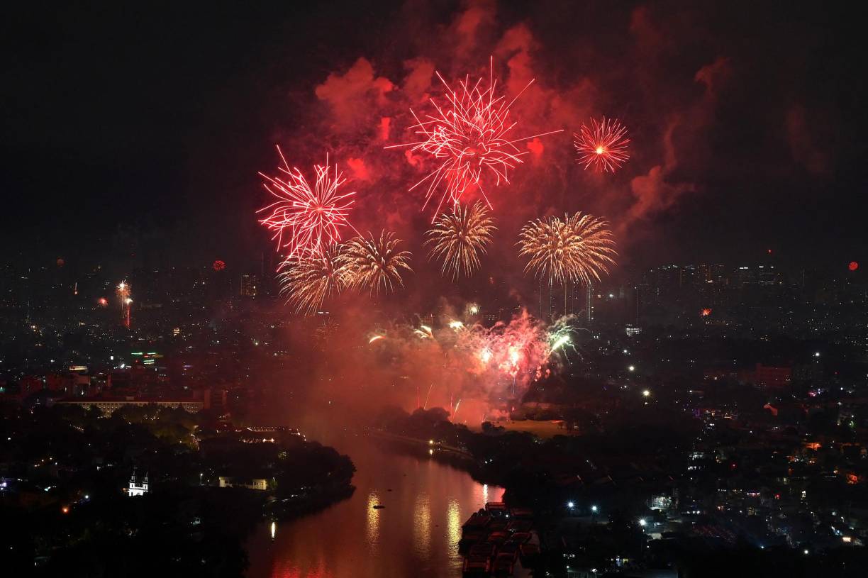 <b>Filipinas</b>Los fuegos artificiales iluminan el cielo en Manila para celebrar el Año Nuevo el 1 de enero de 2023. 