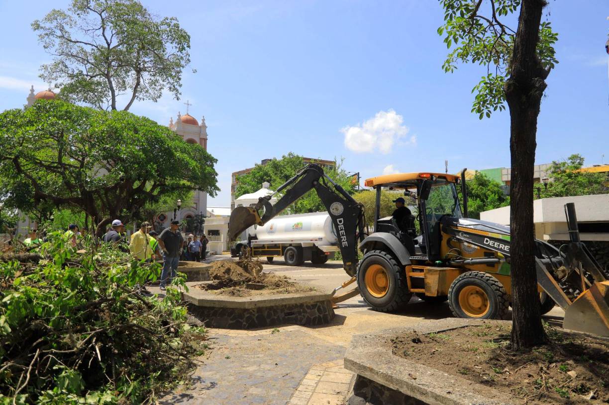 La maquinaria retira escombros y suciedad del lugar.