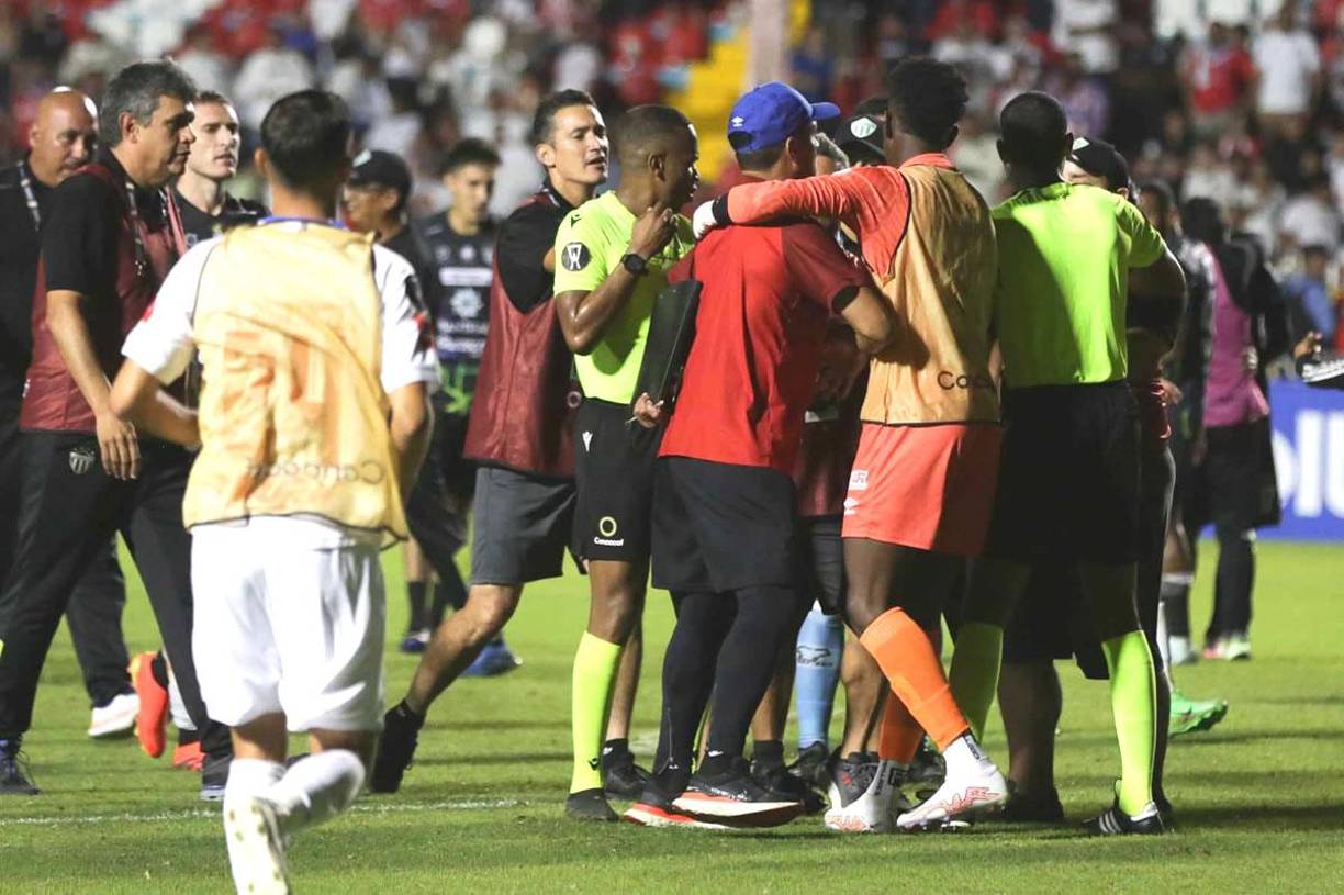 Diego López, preparador de porteros de Olimpia, protagonizó una pelea con un intengrante de Antigua al final del partido y tuvo que ser sujetado por Alex Güity.