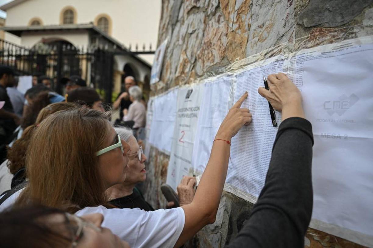 “Uno desearía que llegue alguien que venga y cubra las necesidades del pueblo porque hay mucha gente pasando necesidades”, expresó por su parte Eduardo Morillo, jubilado de 86 años.