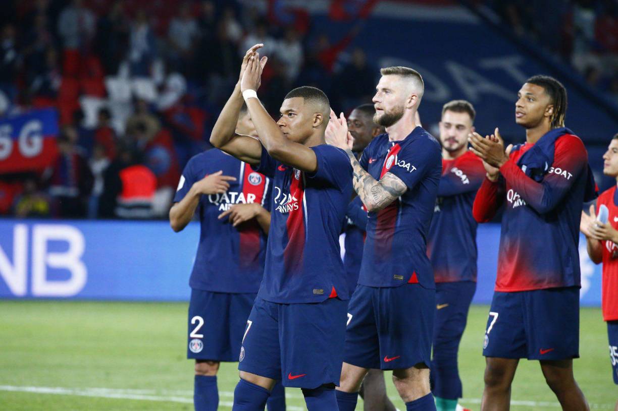 Kylian Mbappé se acercó a un sector del estadio para saludar a los aficionados del PSG tras el partido.