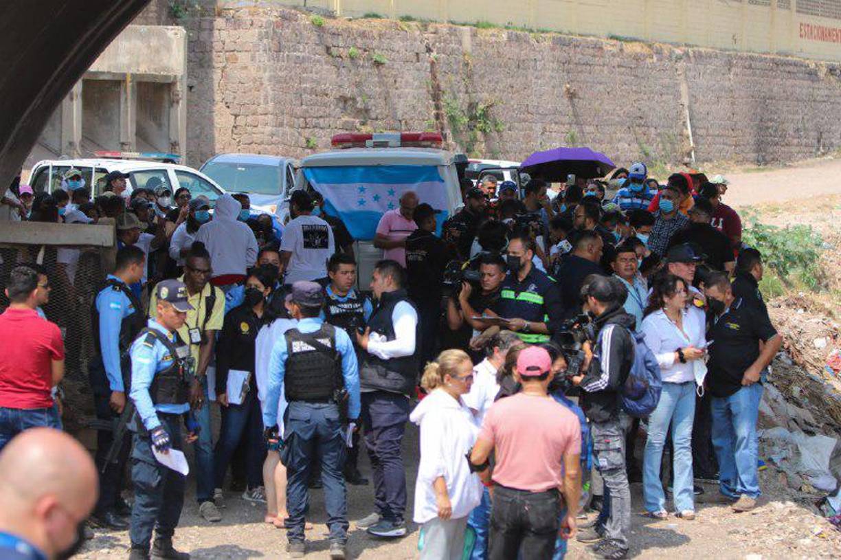 Fiscales protestan frente a cadáver en río de Tegucigalpa