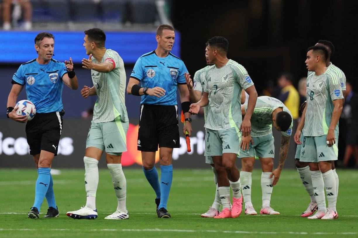 “Analizando el nivel de cada plantilla, Ecuador tendría superioridad por su juego colectivo, además de bloque en conjunto. México tiene futbolistas que pueden desequilibrar, pero no sería suficiente. La Tri tiene 38% de probabilidad de triunfo, por 28% al empate y 34% para México”, comentó la IA.
