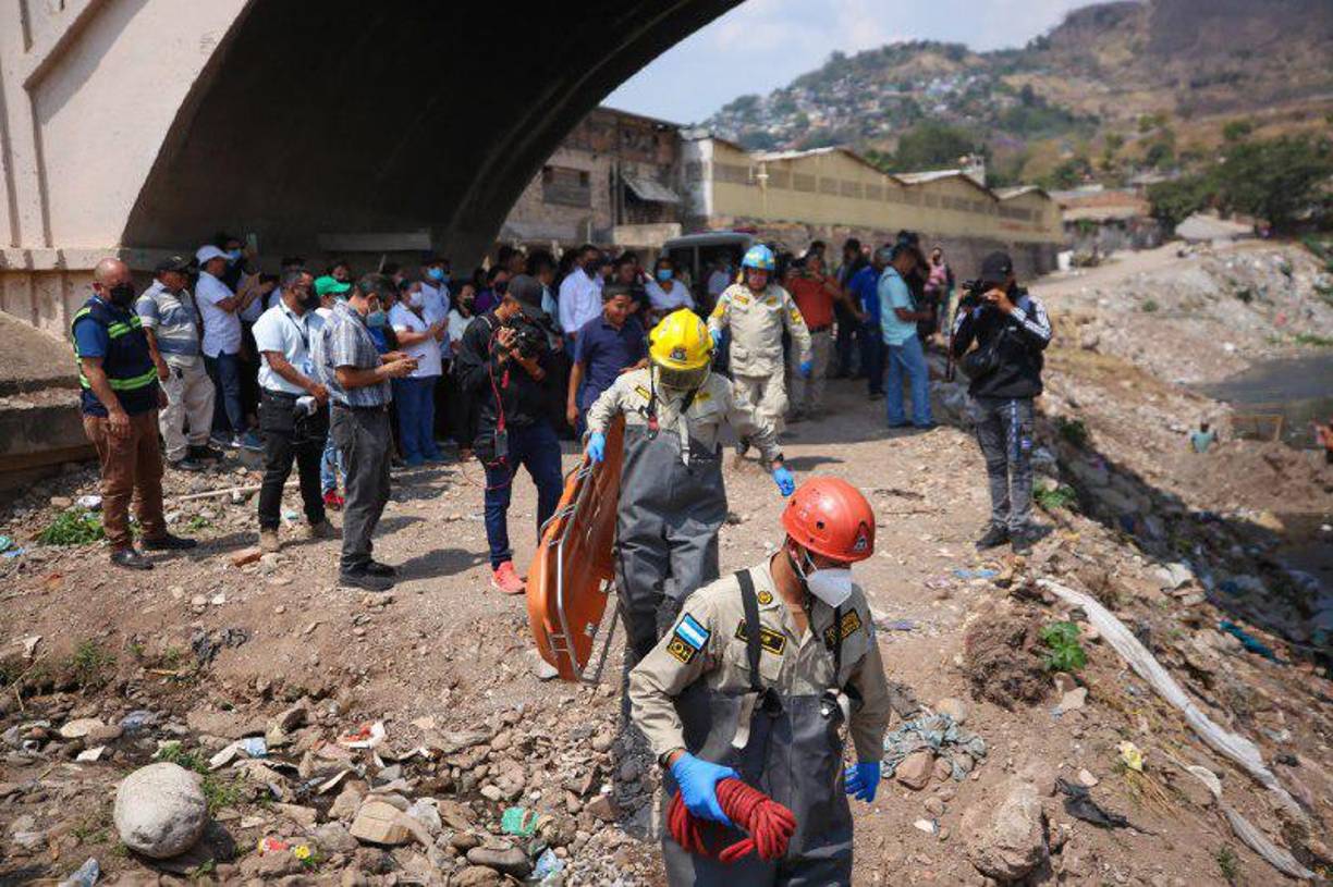 El cadáver de un hombre pasó en las aguas del río Choluteca, Tegucigalpa, por más de 24 horas sin ser levantado por la huelga de los fiscales del Ministerio Público.