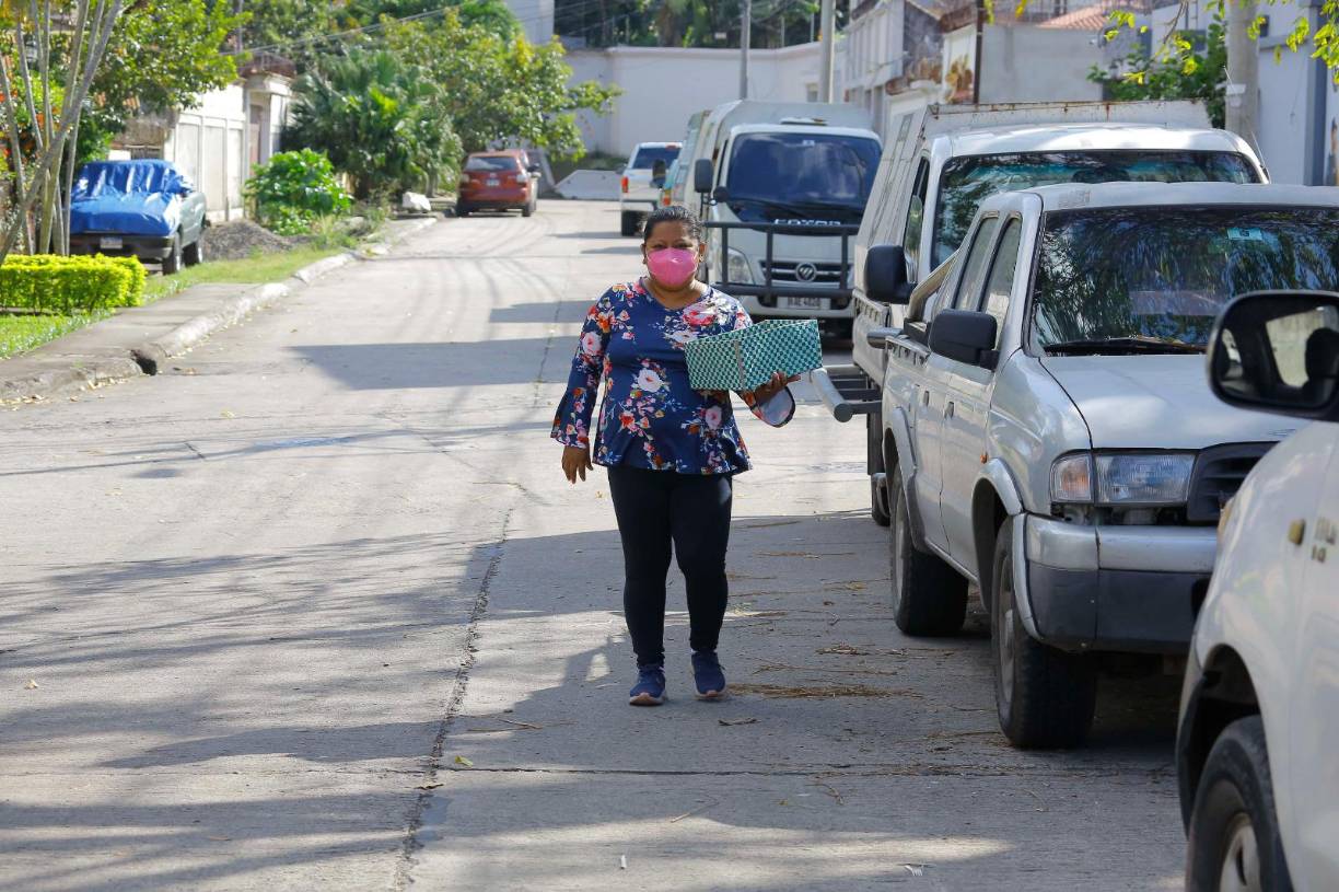 Al quedar sin empleo, Blanca decidió vender galletas y pan para pagar el tratamiento de su hijo de 12 años, que fue diagnosticado con autismo, parálisis cerebral infantil, atrofia en el cerebro, epilepsia focal y baja visión.