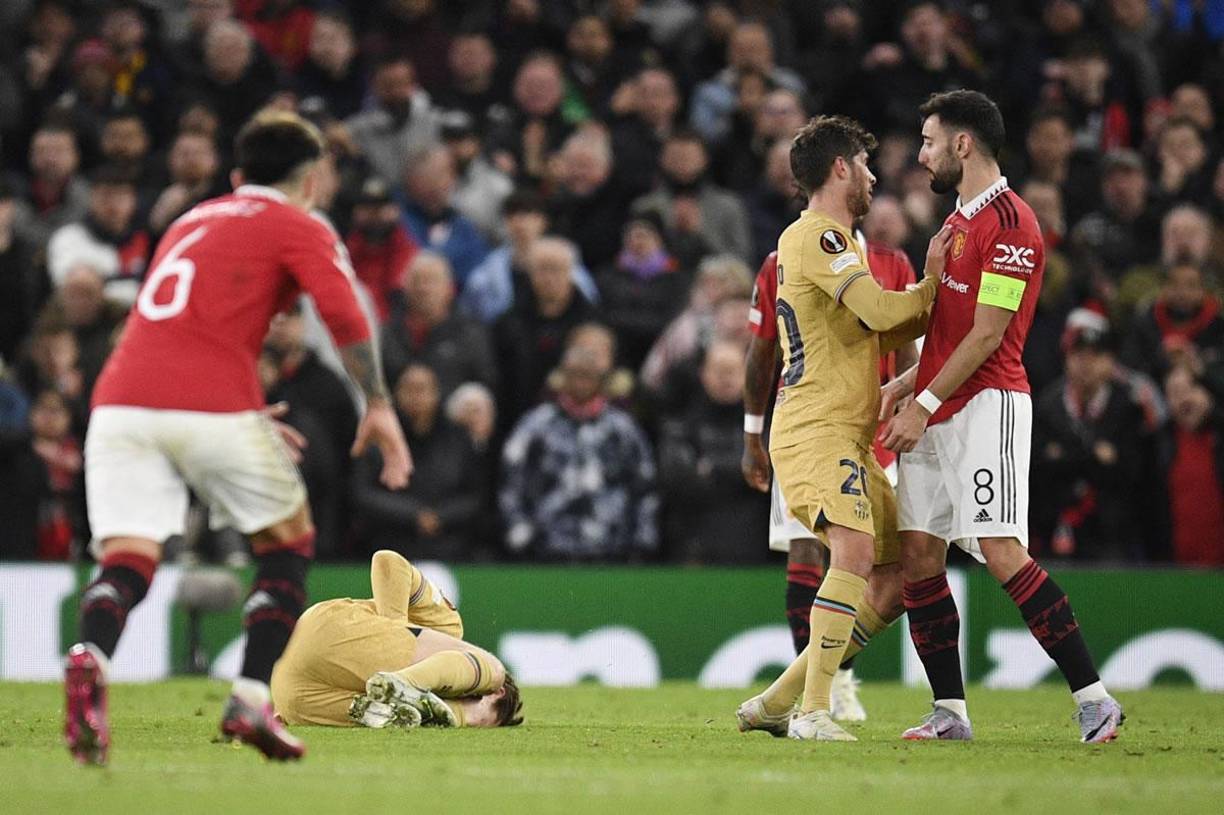 Sergi Roberto fue el primero en encararse con Bruno Fernandes por darle ese balonazo a su compañero.