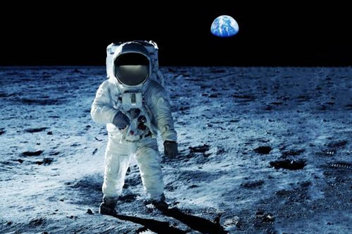 Fue el 20 de Julio de 1969 que la NASA de Estados Unidos logró enviar una misión espacial llamada Apolo 11 a La Luna. Neil Armstrong y Buzz Aldrin, astronautas norteamericanos, llegaron a ser las primeras personas en caminar sobre la superficie de La Luna.