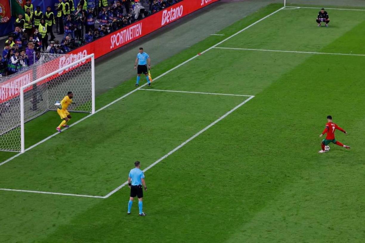 Cristiano Ronaldo anotó el primer lanzamiento de penal para Portugal.