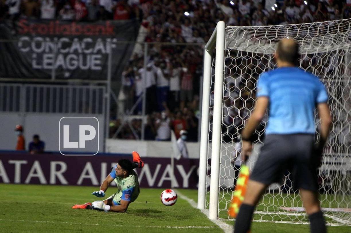 El portero tico Leonel Moreira parando el penal de Brayan Moya.