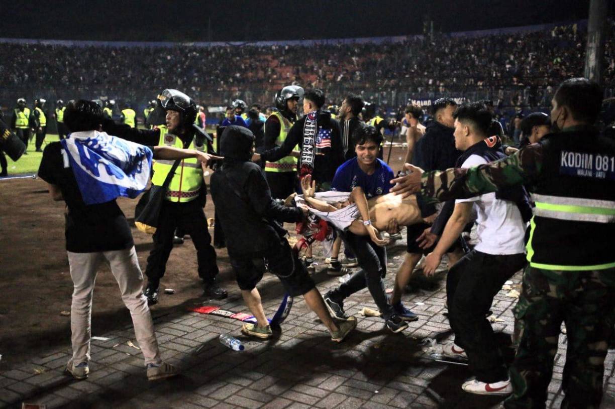 Las dantescas imágenes de la batalla campal que dejó más de un centenar de muertos en partido de fútbol en Indonesia