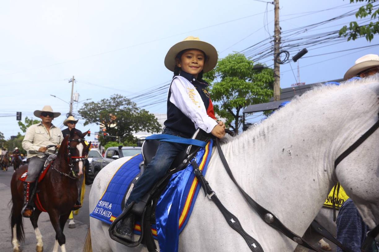El evento contó con un amplio grupo de seguridad en el que estuvieron efectivos de la Policía Nacional, Militar y Municipal. La jornada se realizó sin inconvenientes aunque en todo momento también hubo presencia del Cuerpo de Bomberos y la Cruz Roja.