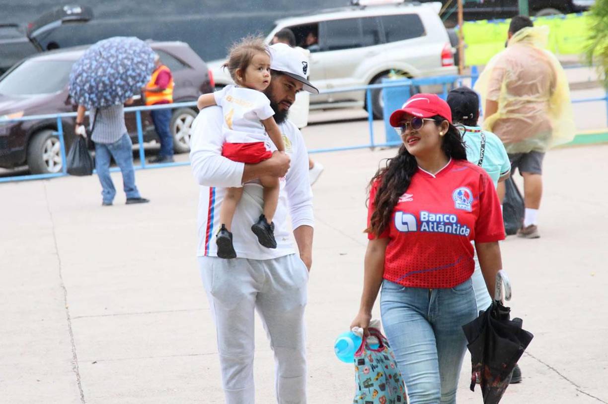 La familia olimpista llegó al estadio Juan Ramón Brevé Vargas para apoyar al Rey de Copas contra Olancho FC.