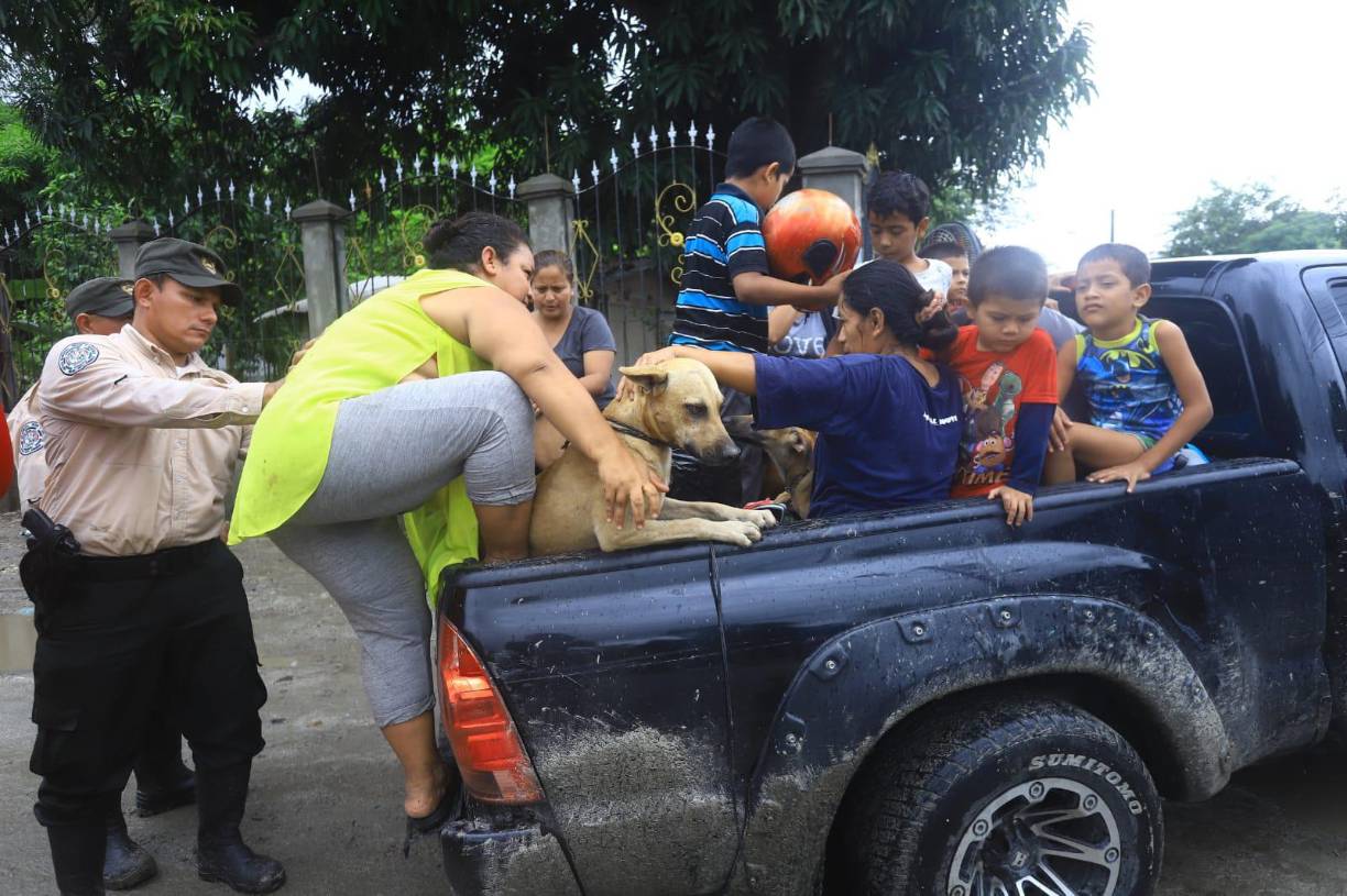 Personal militar de la 105 Brigada de Infantería, evacuaron a sesenta y siete personas (67) entre hombres, mujeres y niños de las aldeas Limones y 17 de Enero.