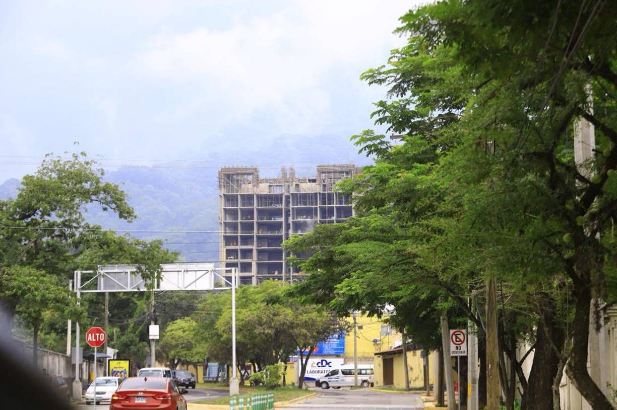 En el bulevar hacia el hospital Mario Catarino Rivas está en construcción, con un avance considerable, la torre llamada Viú. Es un condominio de 14 niveles con ocho amenidades y 66 apartamentos de una y hasta tres habitaciones.