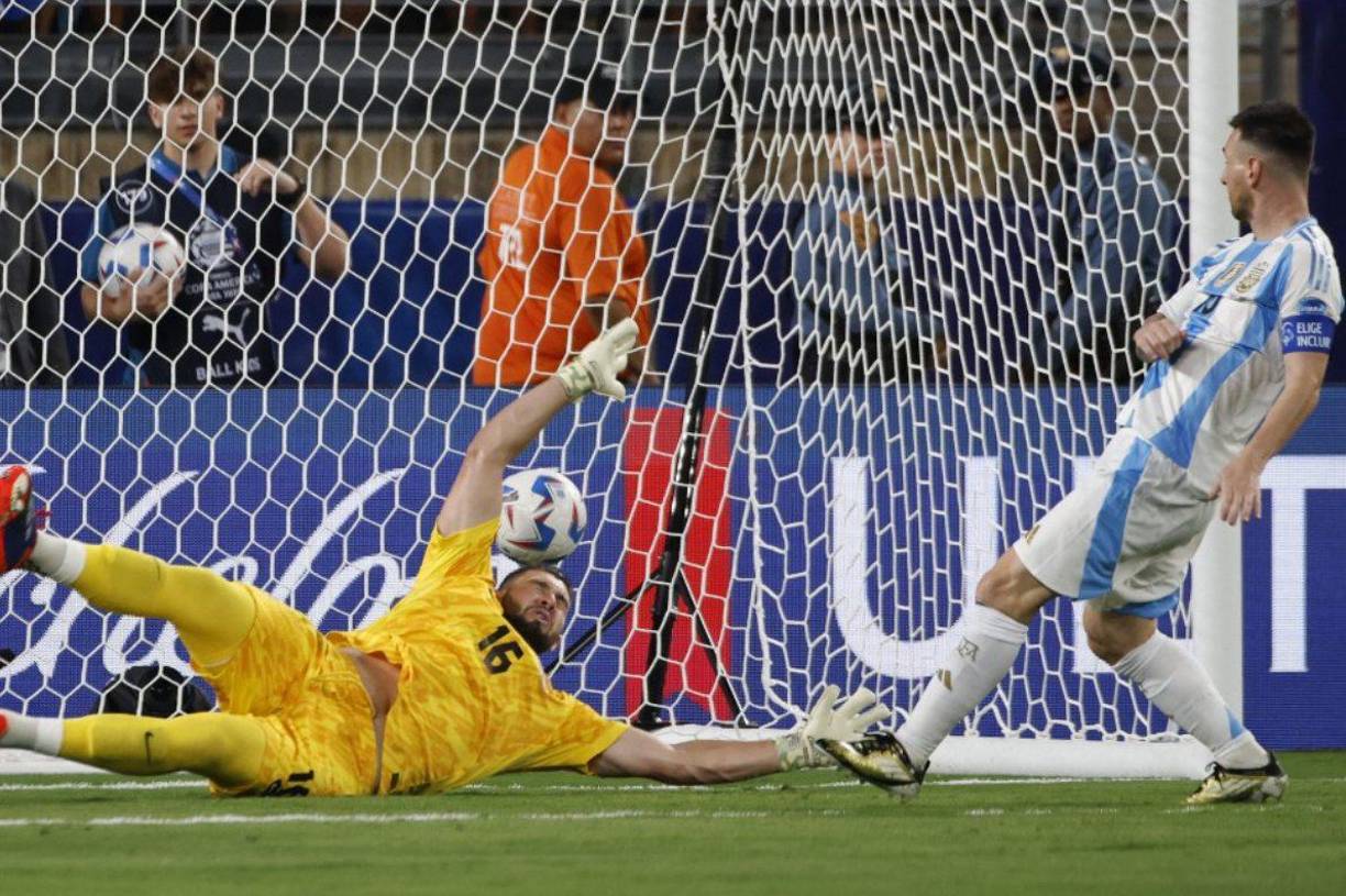 Messi anotó su primer gol en la Copa América luego de haber desviado un remate de Enzo Fernández. Se jugaba el minuto 50.