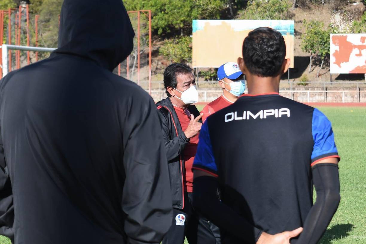 Juan Carlos Espinoza dio una charla a los jugadores antes de empezar la práctica.