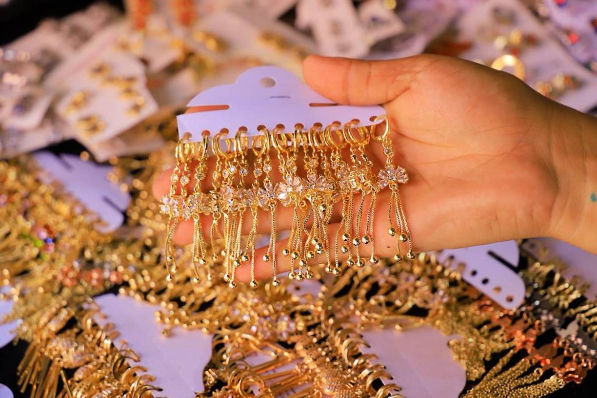 Joyería como aritos, cadenas, esclavas y anillos.