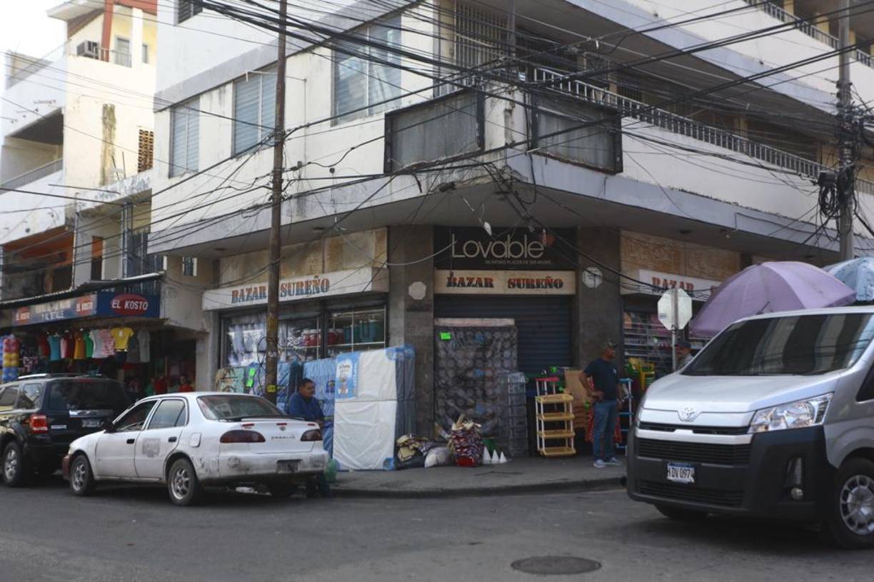 Rodeado de vendedores ambulantes y estacionarios se encuentra en la actualidad el Bazar Sureño en donde se encuentran artículos para el hogar como ventiladores, estufas, televisores, sillas y mesas plásticas, planchas, planchadorea y otros. Por décadas el almacén ha prestado su servicio en la 5 avenida entre 6 y 7 calle barrio El Centro.