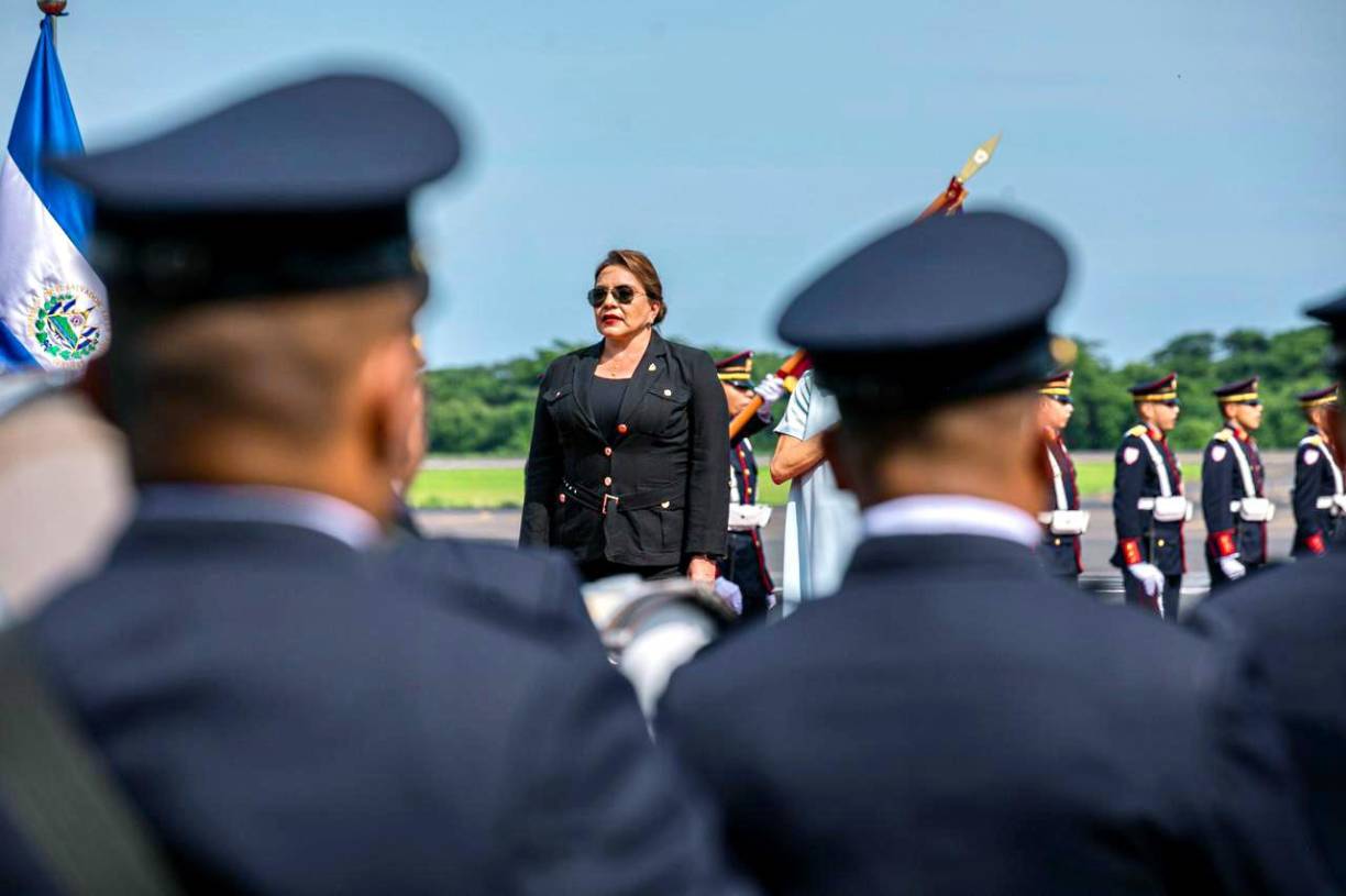 Xiomara Castro verá como Nayib Bukele será investido este sábado en la Plaza Capitán General Gerardo Barrios, conocida como plaza Cívica y ubicada en el corazón de San Salvador, para presidir El Salvador en el quinquenio 2024-2029 en un segundo mandato consecutivo, pese a que la Constitución no lo permita.