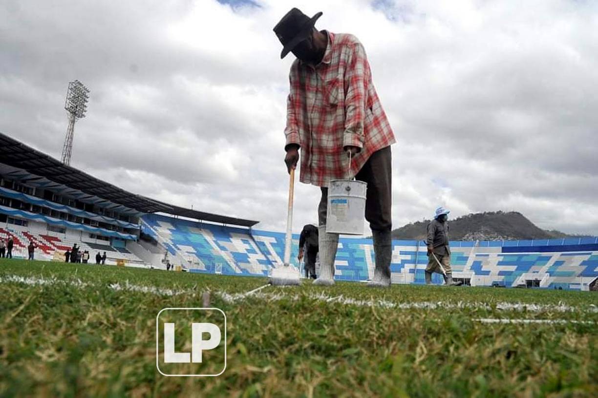 Los trabajadores ya empezaron a pintar las líneas de la cancha que no está al 100 por ciento.