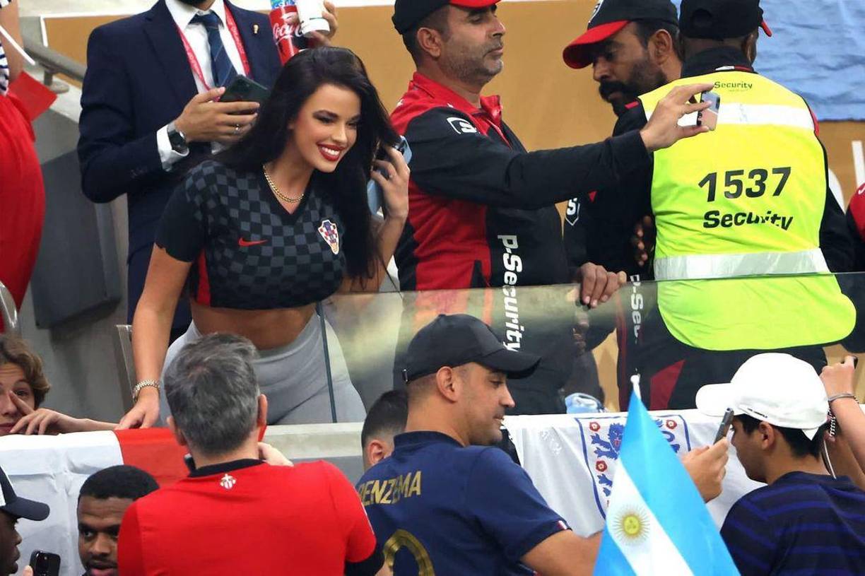 En donde disfruto tomándose fotos con los aficionados presentes.