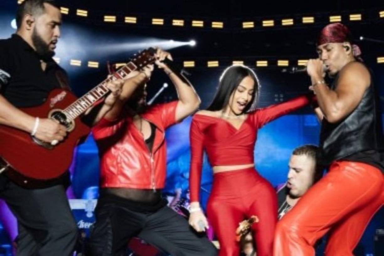Vestida de rojo, Yailin subió al escenario para dejar su huella en “Obsesión”, una canción que ha marcado generaciones, mientras el público la recibía con una mezcla de asombro y alegría.