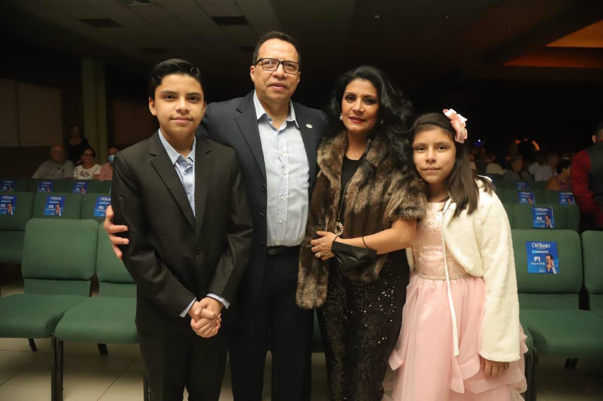 José Alejandro, José Jesús, Patricia y Valentina Mora.