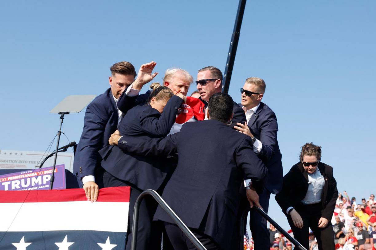 Las autoridades confirmaron que el lugar se ha declarado “escena de un crimen” y una ambulancia asistió en la evacuación.