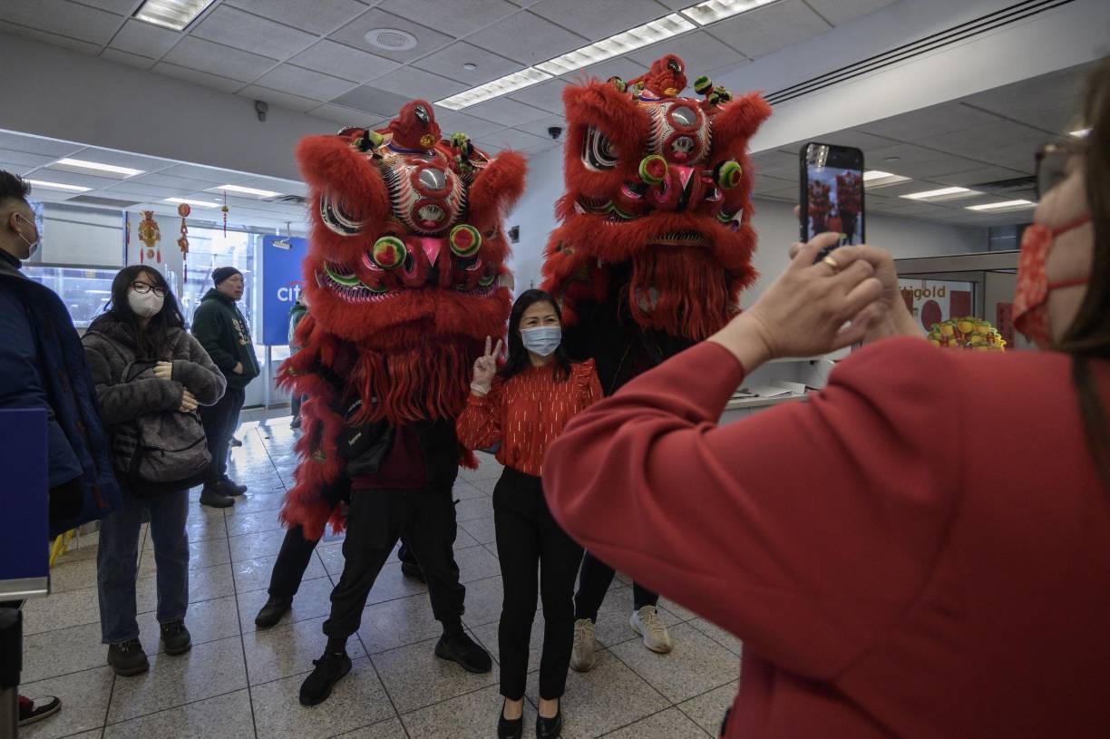 En este período, los chinos suelen a volver a sus lugares de origen, costumbre por la cual se esperan 280 millones de viajes en tren y 600.000 vuelos en el país durante este período festiv