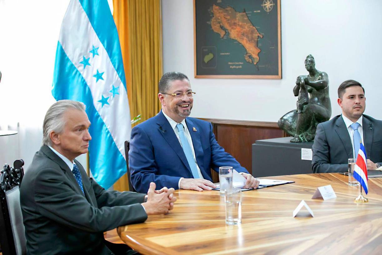 Encuentro diplomático entre Xiomara Castro y Rodrigo Chaves. 