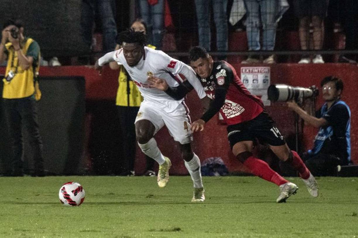 José García: Estará haciendo dupla en la zaga central con Brayan Beckeles.