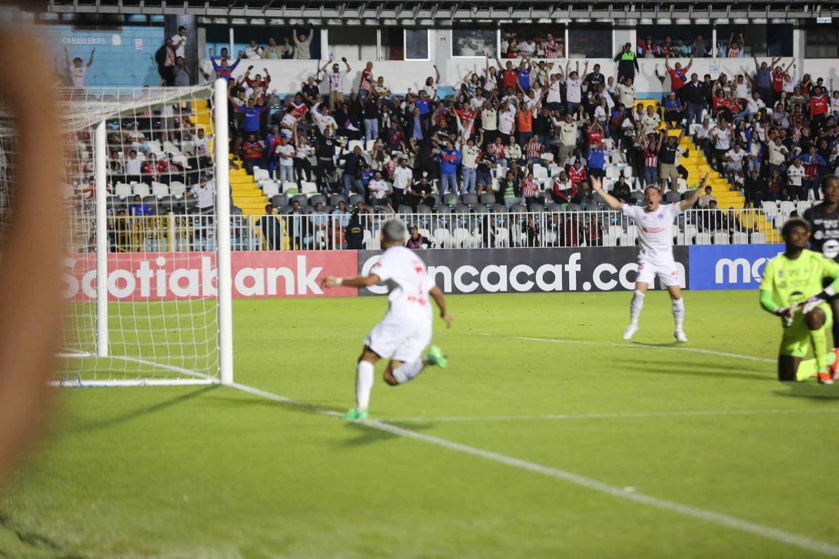 Con un jugadón individual Pinto mandó al fondo el balón y se desató nuevamente la locura en el Nacional de Tegucigalpa.