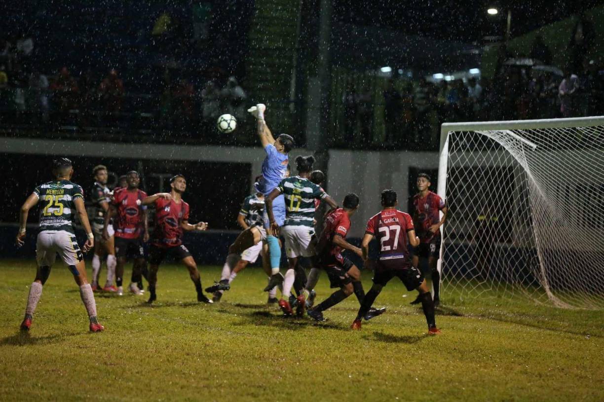 El Lone FC siguió buscando y al 32, Leider Anaya (goleador en la ida) se hizo presente y puso el empate en el primer tiempo.